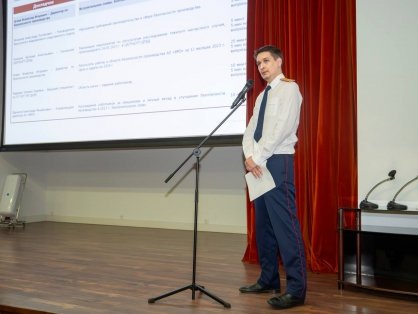 В городе Выксе Нижегородской области сотрудник регионального СК выступил с докладом перед сотрудниками завода